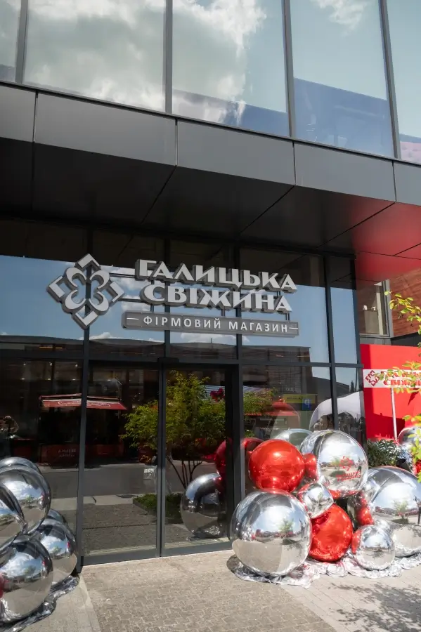 Світлова вивіска фасадна